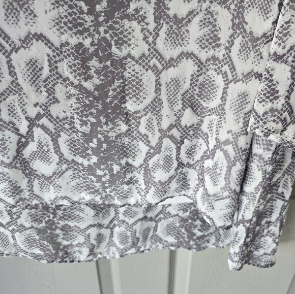 Cato Snake Print Blouse Women 22/24W Plus Gray Slit Open Long Sleeve Flowy Lined - Picture 6 of 14
